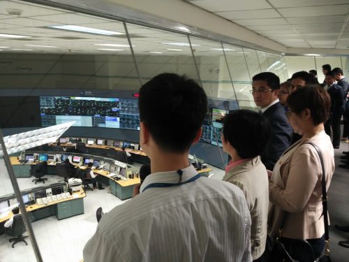阿兹敏阿里(左2)细心聆听台北公交中心解说员对台北捷运的报告。右起为阿米鲁丁和邓章钦。