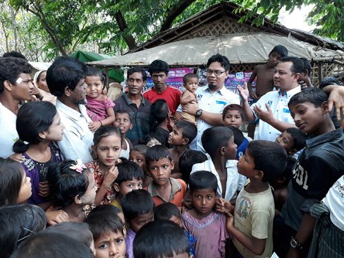 Raja Iskandar dan Mohd Hakim menyantuni anak-anak Rohingya disebuah perkampungan