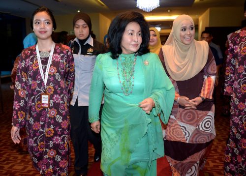KUALA LUMUR, 8 Nov -- Isteri Perdana Menteri Datin Seri Rosmah Mansor diiringi Ketua Puteri UMNO, Datuk Mas Ermieyati Samsudin (kanan) setibanya pada majlis minum petang sempena Persidangan Kepimpinan Wanita Muda Asean 2015 hari ini. --fotoBERNAMA (2015) HAK CIPTA TERPELIHARA