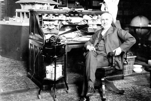 Suasana meja kerja Thomas Edison