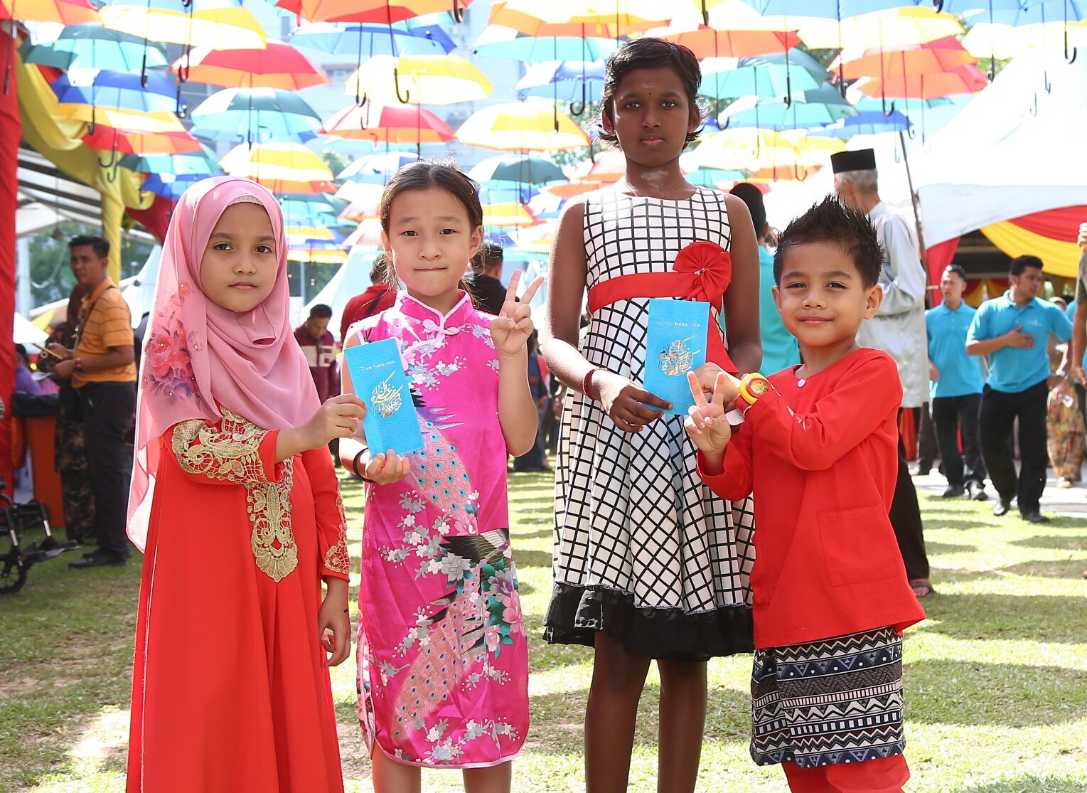 Kanak-kanak teruja terima 'duit raya' MB – Selangorkini