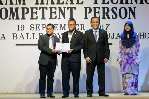 Certificate presentation by YB Dato' Dr Ahmad Yunus Hairi, Joint Deputy Chairman Halal International Selangor Council - full