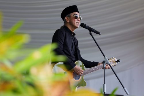 Artis, Jayjay membuat persembahan nyanyian  pada majlis Rumah Terbuka  Aidilfitri Negeri Selangor Peringkat Daerah Petaling di Padang Awam MBSJ, Subang Jaya pada 21 Mei 2022. Foto HAFIZ OTHMAN/SELANGORKINI
