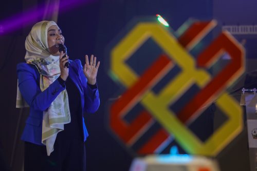 Penyayi, Liza Hanim menghiburkan tetamu ketika Majlis pra pelancaran Selbiz Expo 2022 di Ibu Pejabat PKNS Seksyen 14, Shah Alam pada 27 Januari 2022. Foto HAFIZ OTHMAN/SELANGOKINI