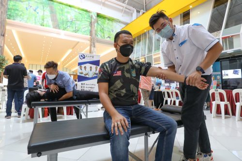 Petugas melakukan pemeriksaan kesihatan percuma melalui program im booster di Leisure Mall, Kuala Lumpur pada 13 Ogos 2022. Foto REMY ARIFIN/SELANGORKINI