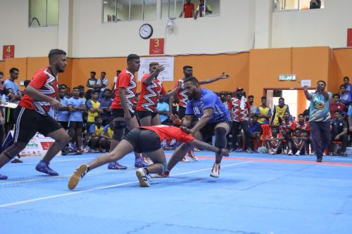  Dua pasukan bertarung dalam pertandingan Kabaddi Piala Muhibbah Klang di Dewan Sukan Andalas, Taman Sri Andalas, Klang pada 14 Ogos 2022. Foto REMY ARIFIN/SELANGORKINI