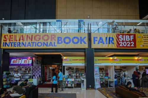 Sebanyak 295 reruia pameran yang terlibat  pada Pesta Buku Antarabangsa Selangor (SIBF 2022) di Pusat Konvesyen MBSA, Shah Alam pada 1 Disember 2022. Foto HAFIZ OTHMAN/SELANGORKINI