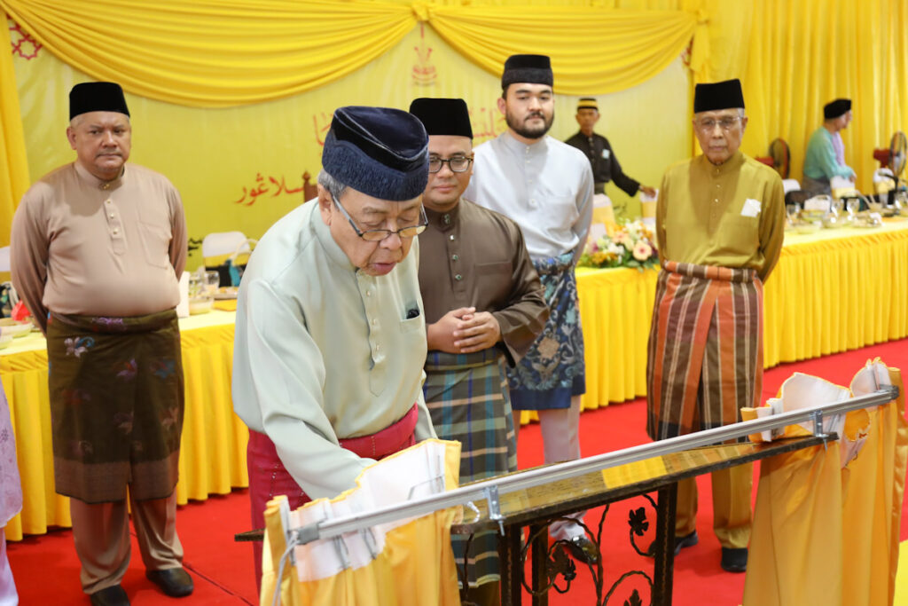 Sultan Rasmi Masjid, Berbuka Puasa Dengan Rakyat Di Kuala Langat ...