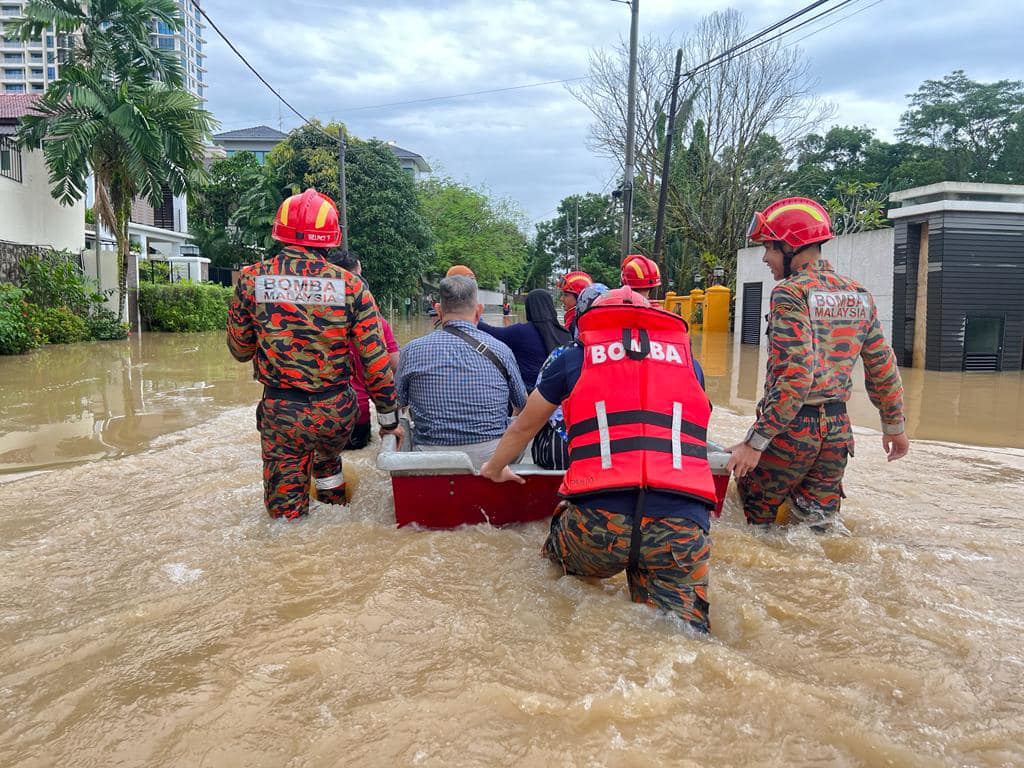 Bomba Selamatkan Murid, Guru Tabika Terperangkap Banjir Kilat ...