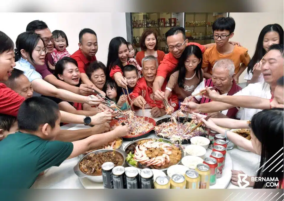 Tradisi makan besar lambang perpaduan, erat hubungan kekeluargaan ...