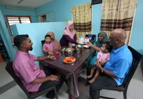 

Keluarga mualaf, Mohd Asyraff Muhammd Yusuf, 30 (kiri) menikmati juadah hidangan tradisional seperti nasi briyani, manisan Ladoo, Peneram, Jilebi dan Halwa pada sambutan Hari Raya Aidilfitri di kediaman mereka di Apartment Seri Semarak, Bukit Beruntung, Hulu Selangor pada 11 April 2024. Menurut Asyraff kesemua menu tersebut yang merupakan resipi turun-menurun menjadi buruan saudara dan sahabat handai yang menggemari hidangan tersebut ketika datang bertandang di kediaman mereka. Foto AHMAD ZAKKI JILAN/SELANGORKINI
