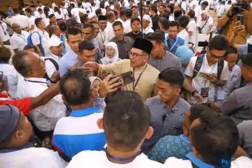 Presiden KEADILAN Datuk Seri Anwar Ibrahim beramah mesra bersama ahli parti selepas menyampaikan amanat sempena Konvensyen 25 Tahun KEADILAN di Pusat Konvensyen Ideal (IDCC), Shah Alam pada 21 April 2024. Foto REMY ARIFIN/SELANGORKINI