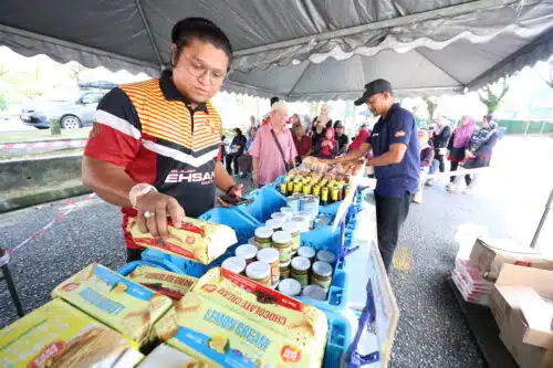 

Petugas PKPS menyusun barangan jualan di Program Jualan Ehsan Rahmah DUN Kota Anggerik di Tapak Pasar Malam Taman Bukit Subang pada 13 mei 2024. Foto NUR ADIBAH AHMAD IZAM/SELANGORKINI

 

 