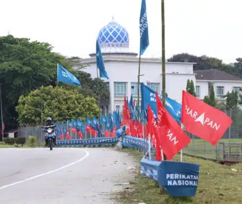 Perang bendera parti politik yang bertanding Pilihan Raya Kecil Dewan Undangan Negeri Kuala Kubu Baharu ketika tinjauan di sekitar Kuala Kubu Baru pada 5 Mei 2024. Foto NUR ADIBAH AHMAD IZAM/SELANGORKINI