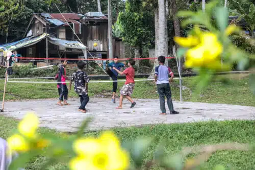 Penduduk bermain sepak takraw ketika tinjauan di Kampung Orang Asli Tun Abdul Razak, Hulu Selangor 3 Mei 2024. Foto FIKRI YUSOF/SELANGORKINI