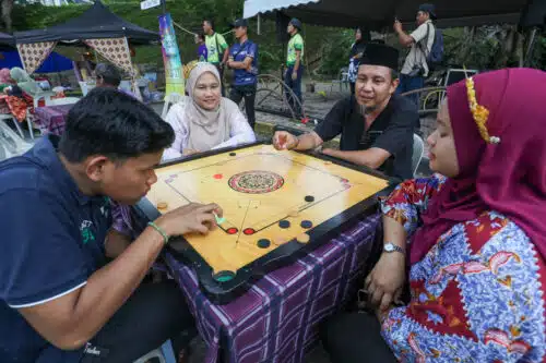 Pengunjung bermain karom ketika tinjauan di Bazar Warisan Temasya Jalanan Kuala Kubu Bharu, Hulu Selangor pada 4 Mei 2024. Foto FIKRI YUSOF/SELANGORKINI
