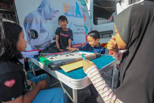 Kanak - kanak berpeluang bermain permainan karom di pepustakaan bergerak PPAS ketika Program Rewang Komuniti Strata-Aidilfitri dan pelancaran Program Didik Selangor di Ukay Perdana, Ampang Jaya pada 5 Mei 2024. Foto HAFIZ OTHMAN/SELANGORKINI