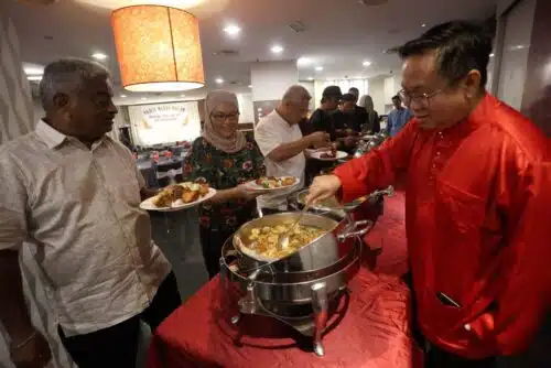 

Ahli Dewan Negeri (ADN) Pandamaran Leong Tuck Chee (kanan) meraikan pengamal media pada majlis makan malam bersama media melayu di Hotel Premiere, Bandar Bukit Tinggi, Klang pada 15 Mei 2024. Foto AHMAD ZAKKI JILAN/SELANGORKINI