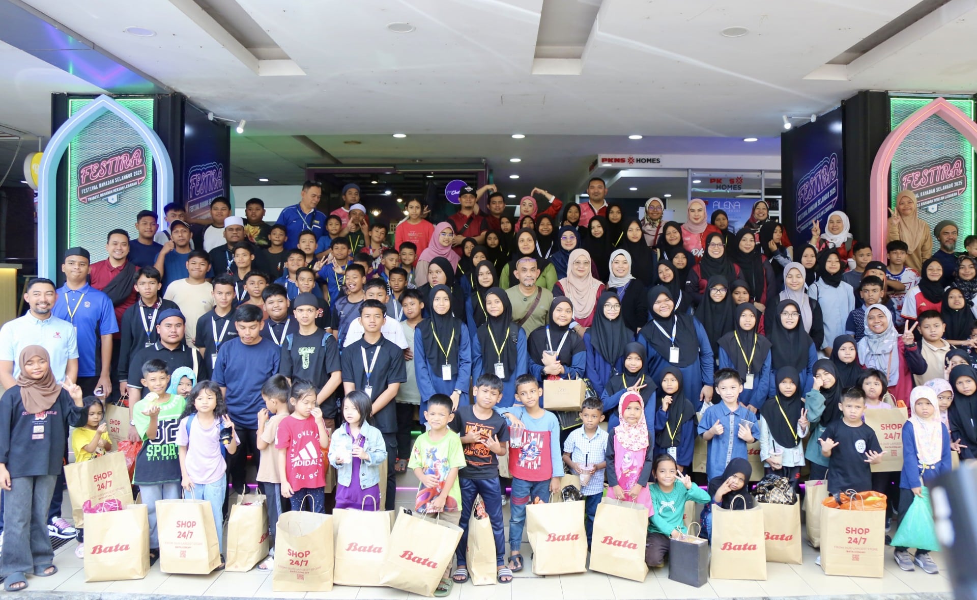 Anak yatim, asnaf ceria beli pakaian hari raya sumbangan PKNS