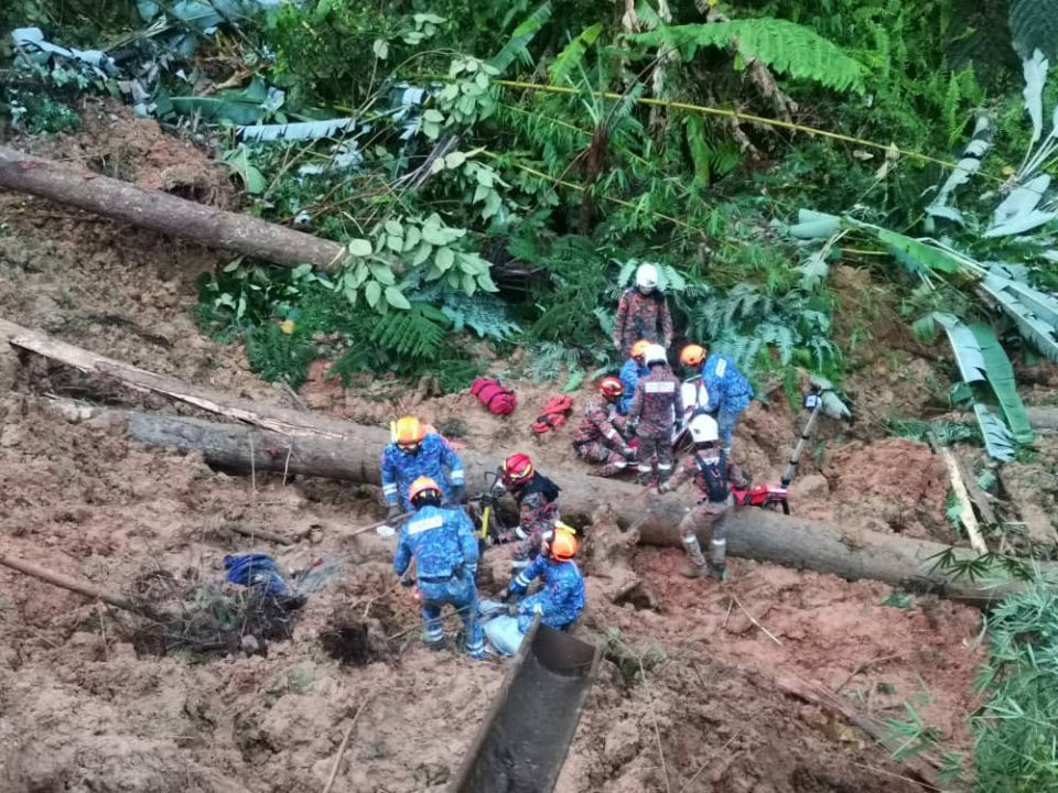 消拯员与民防特工队正在云顶山脚下进行搜救。 （照片：Facebook Bernama Radio）