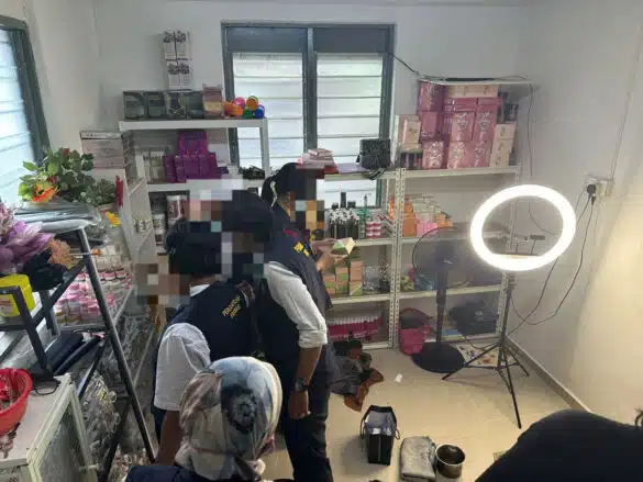移民局和卫生局在吉隆坡和雪州的行动中起获大量的化妆和美容产品。（图 / 移民局脸书）